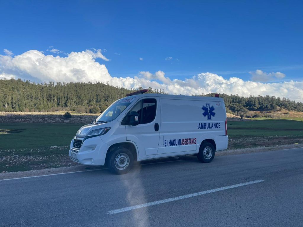 Ambulance EL HAOUMI ASSISTANCE en intervention sur route